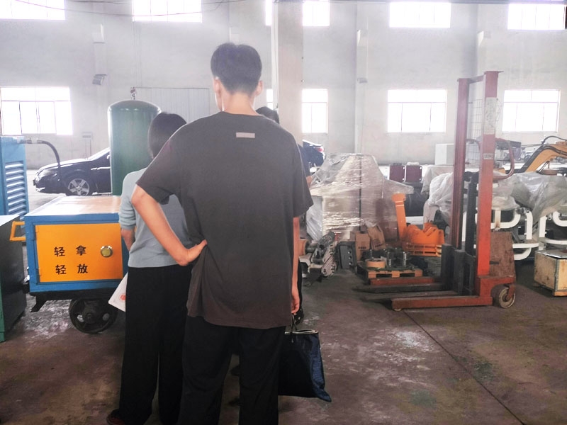 某礦主管安全領(lǐng)導(dǎo)來廠現(xiàn)場考察井下運輸火工品車產(chǎn)品，以及爆破員肩背雷管箱、炸藥箱等爆破輔材